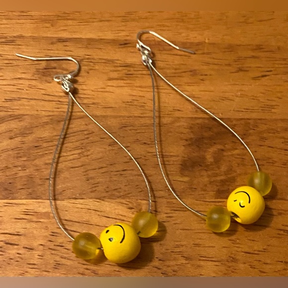 NEW Happy Face necklace & earrings - Picture 2 of 3